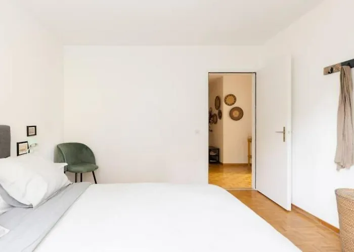 Lägenhet Spacious 52 Sqm Cozy Flat - Free Parking - 10 Min To Old Town *